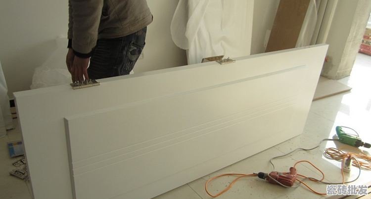 装修过程中是先装门还是先铺地砖,新装修瓷砖怎么清洁室内门 - 优质瓷砖批发网