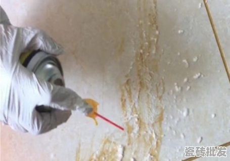 刷乳胶漆掉在瓷砖怎么洗干净 - 优质瓷砖批发网